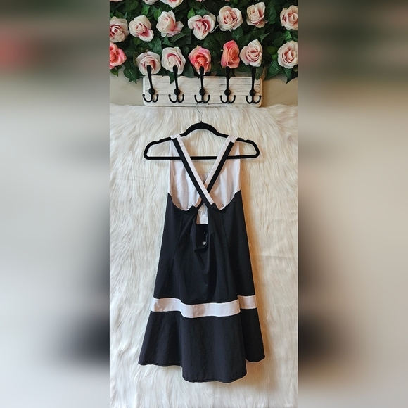 Lululemon Athletica Chic B&W Athleisure Dress W/ Pocket - Picture 2 of 6